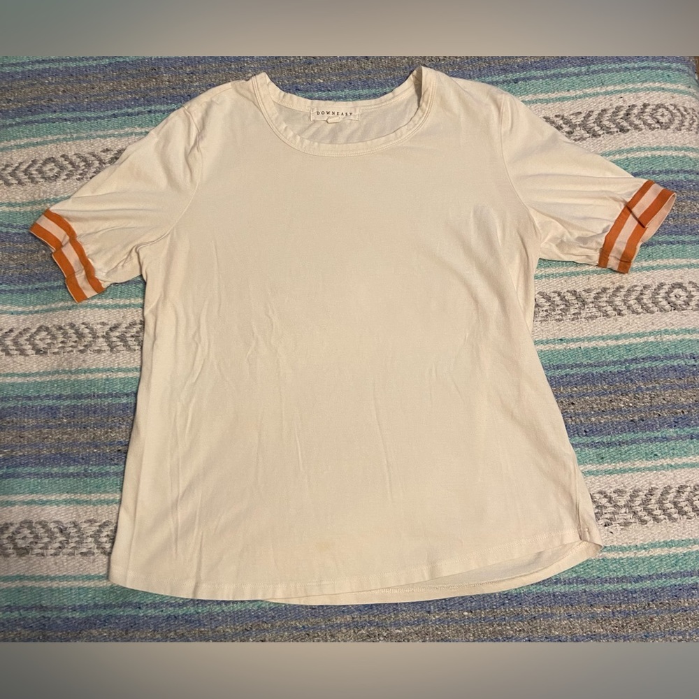 Cotton T-shirt in cream and sleeves in pink/orange.
